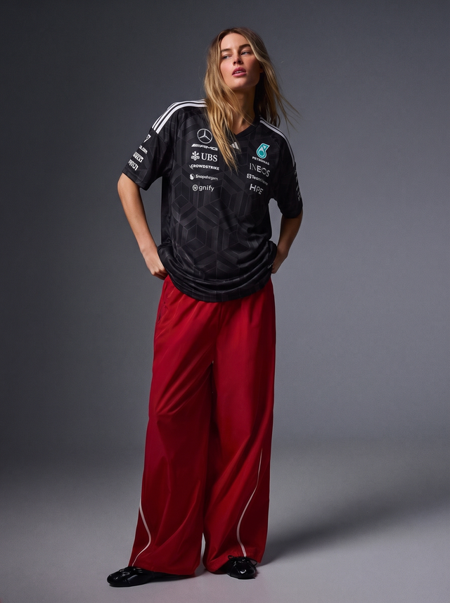 Mercedes - AMG Petronas Formula 1 Team Driver V-Neck Oversized Tee - Black